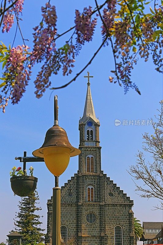 Igreja matriz -石头教堂和钟楼五颜六色的紫藤- Gramado -巴西南部